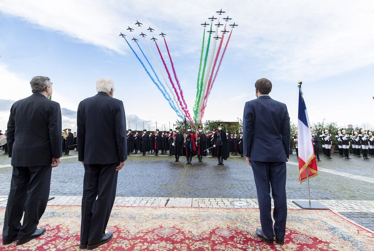 FranceenItalie's tweet photo. 🇫🇷🇮🇹TRATTATO DEL QUIRINALE 
@EmmanuelMacron e il Presidente del Consiglio Mario Draghi, hanno firmato un Trattato bilaterale di cooperazione rafforzata, in presenza del Presidente della Repubblica Mattarella.
🇮🇹 https://t.co/i5C1ySnABs 🇫🇷https://t.co/5N6cBDyTlk

📸@Quirinale https://t.co/3m6wVUJo7t
