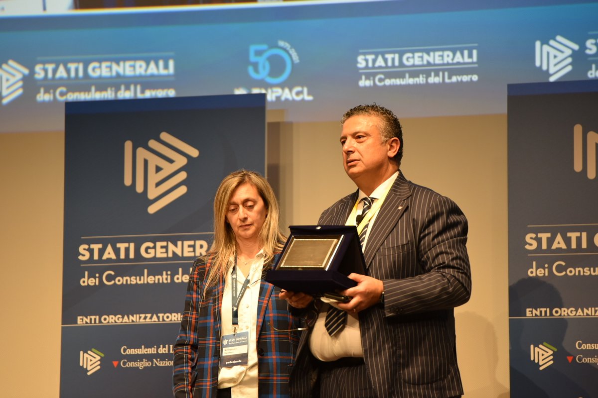 FondazioneStudi's tweet photo. Riconosciuto ad @a_bartuccio, testimone di giustizia, il premio "etica, legalità e coraggio" 
#StatiGeneraliCdL. Valori importanti per i #consulentidellavoro https://t.co/qTZ0LqoC33