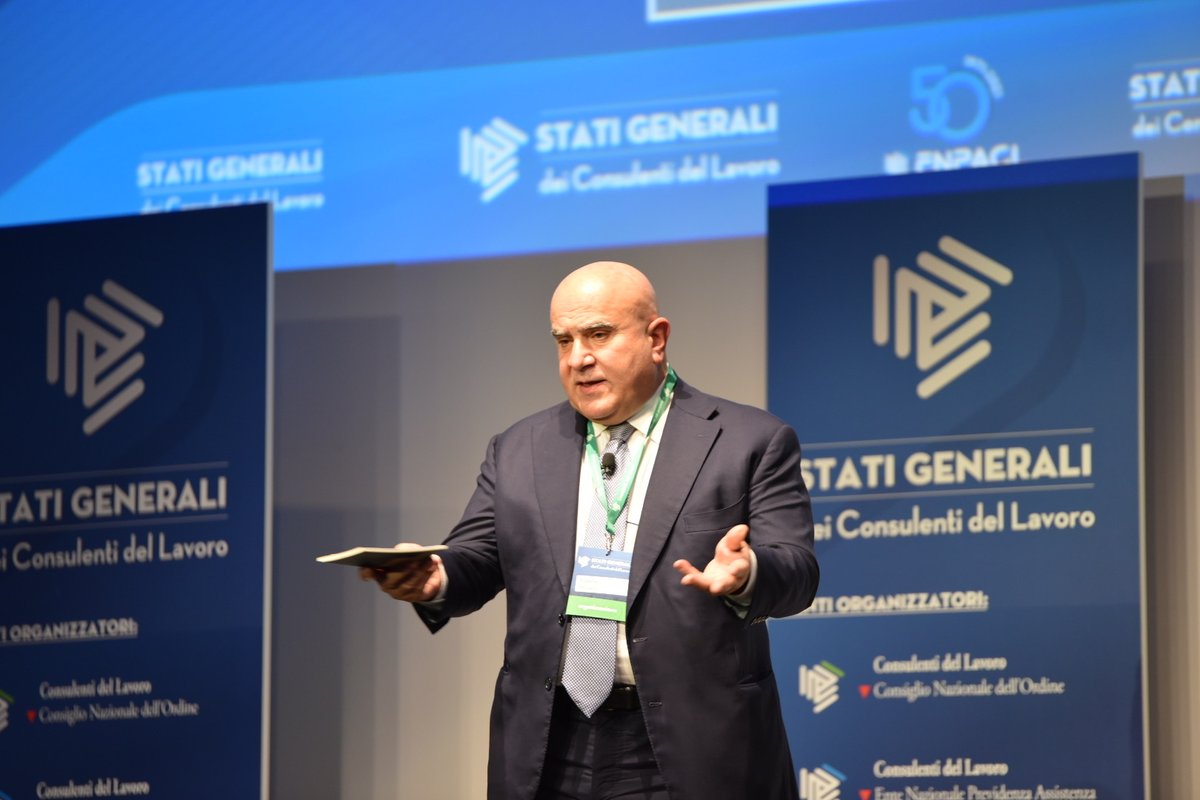 FondazioneStudi's tweet photo. Riconosciuto ad @a_bartuccio, testimone di giustizia, il premio "etica, legalità e coraggio" 
#StatiGeneraliCdL. Valori importanti per i #consulentidellavoro https://t.co/qTZ0LqoC33