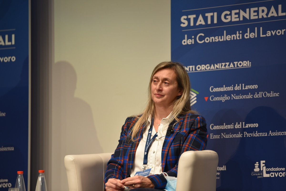 FondazioneStudi's tweet photo. Riconosciuto ad @a_bartuccio, testimone di giustizia, il premio "etica, legalità e coraggio" 
#StatiGeneraliCdL. Valori importanti per i #consulentidellavoro https://t.co/qTZ0LqoC33