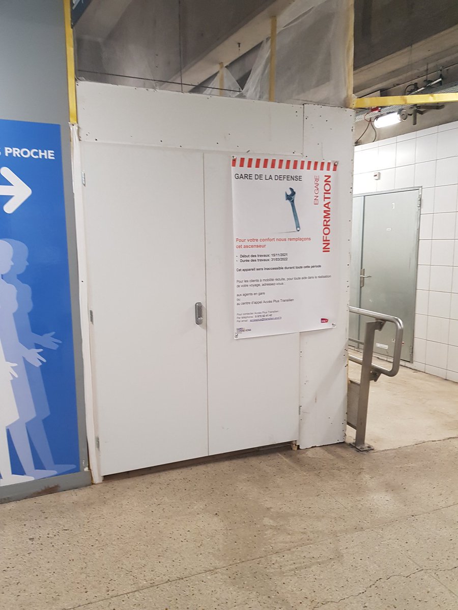 AmandineGraMa's tweet photo. @LIGNEL_sncf A la défense l'ascenseur qui permet la correspondance ligne L/RER A est fermé pour 3 mois. Quelle solution est proposée aux personnes à mobilité réduite? Presque 100 000 voyageurs y transitent par jour! 
Avant il y avait des escalators qui ont été supprimés https://t.co/vIdlO96Rcl