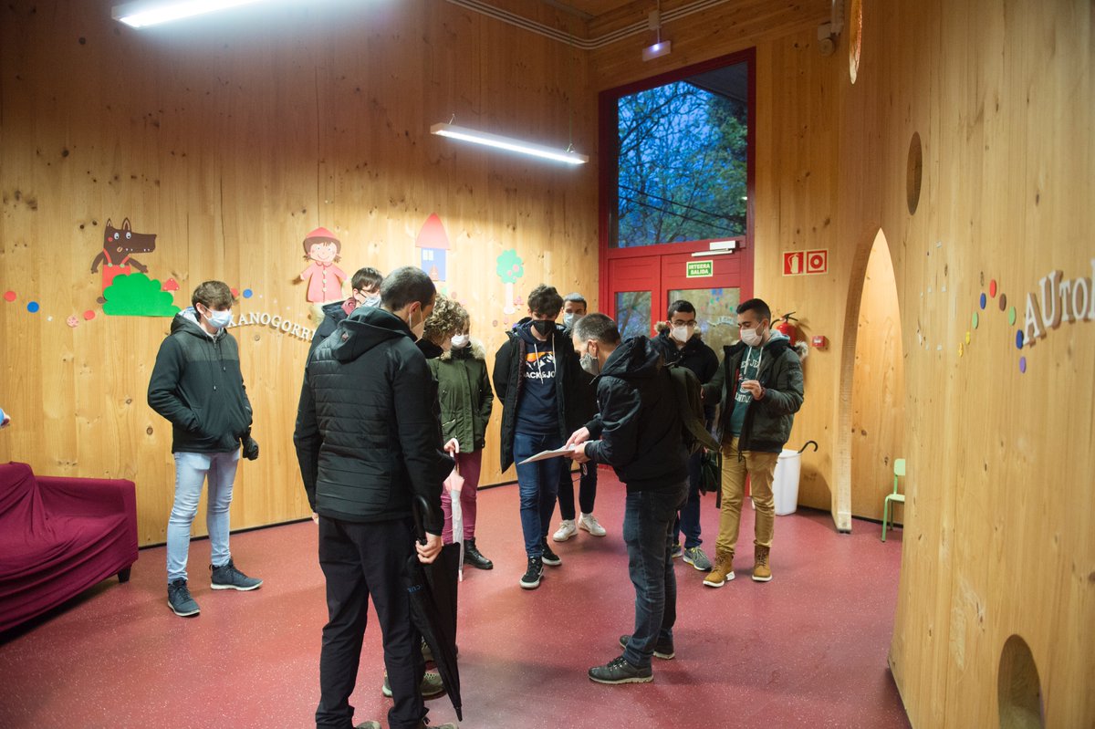 Baskegur's tweet photo. Visita a la ampliación de la Ikastola #laskorain de #Tolosa junto a Ander Azurmendi dentro de las visitas guiadas a referentes de la arquitectura en madera realizada junto a @MUGAKbienal https://t.co/VglvjiNN2v