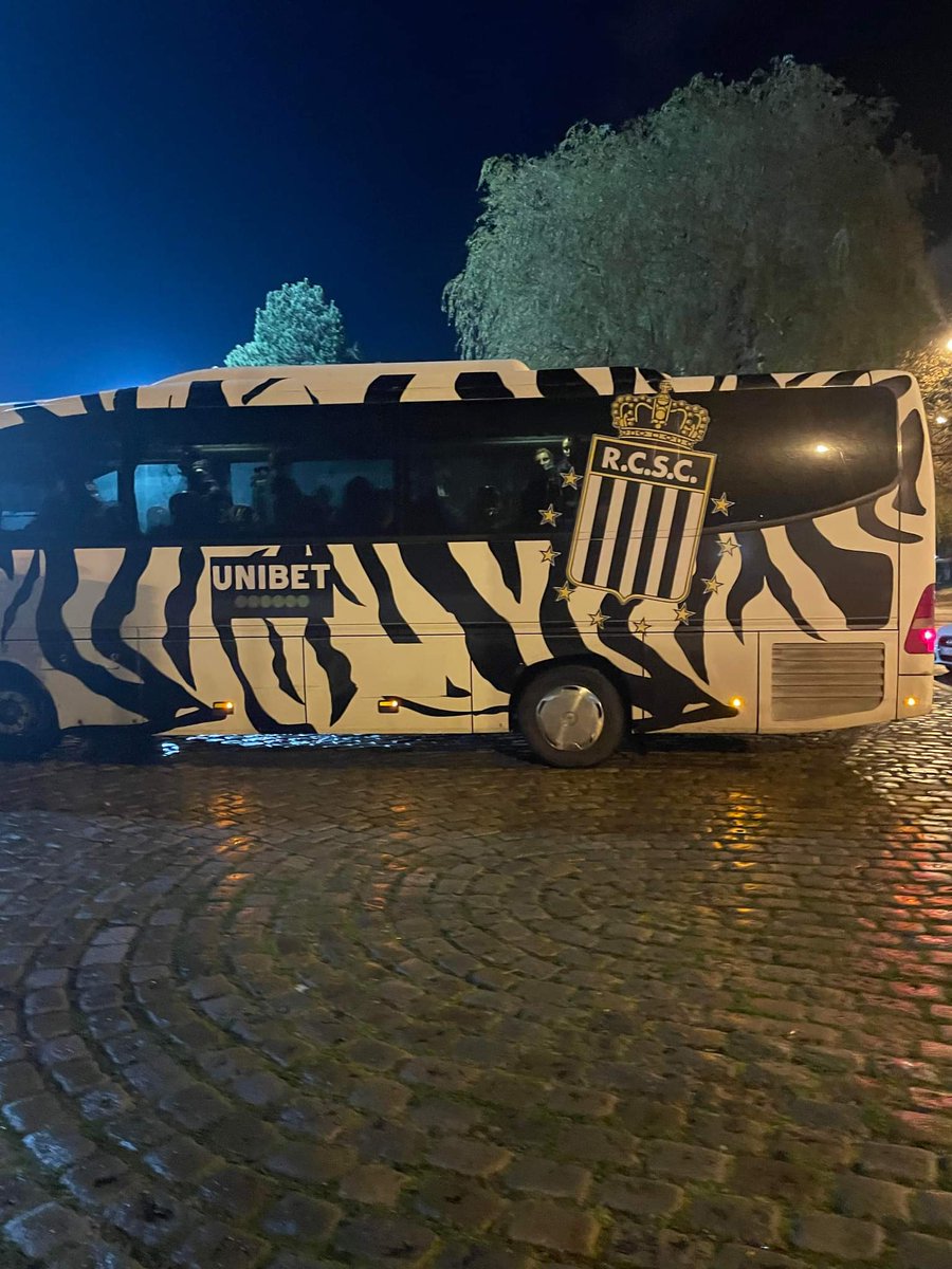 RC_Elles's tweet image. #RCLRCSC Retard en vu pour ce match, l&apos;équipe belge vient seulement d&apos;arriver dans son bus &quot;original&quot;.
