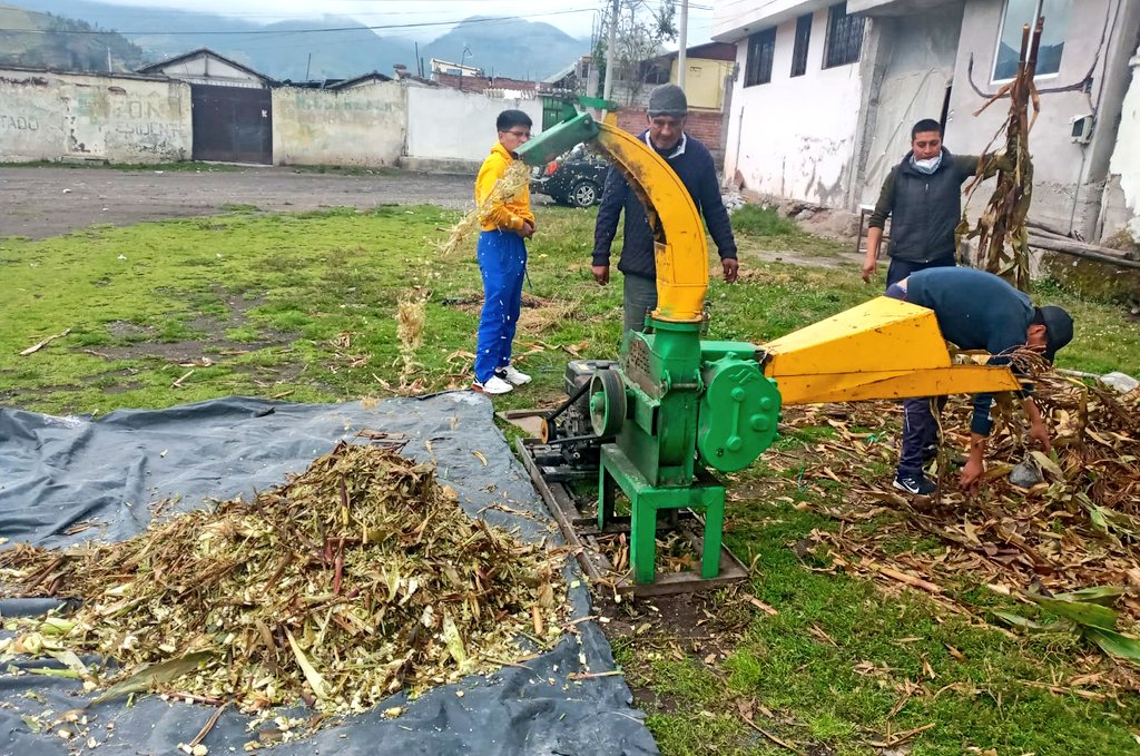 BUENAS NOTICIAS | A través de de técnicos parroquiales y maquinaria de @AgriculturaChim apoyamos a nuestros productores en la elaboración de ensilaje de maíz en la parroquia #SanJuan, con el fin de abastecer alimento para ganado en épocas de escasez de pastos. #JuntosLoLogramos