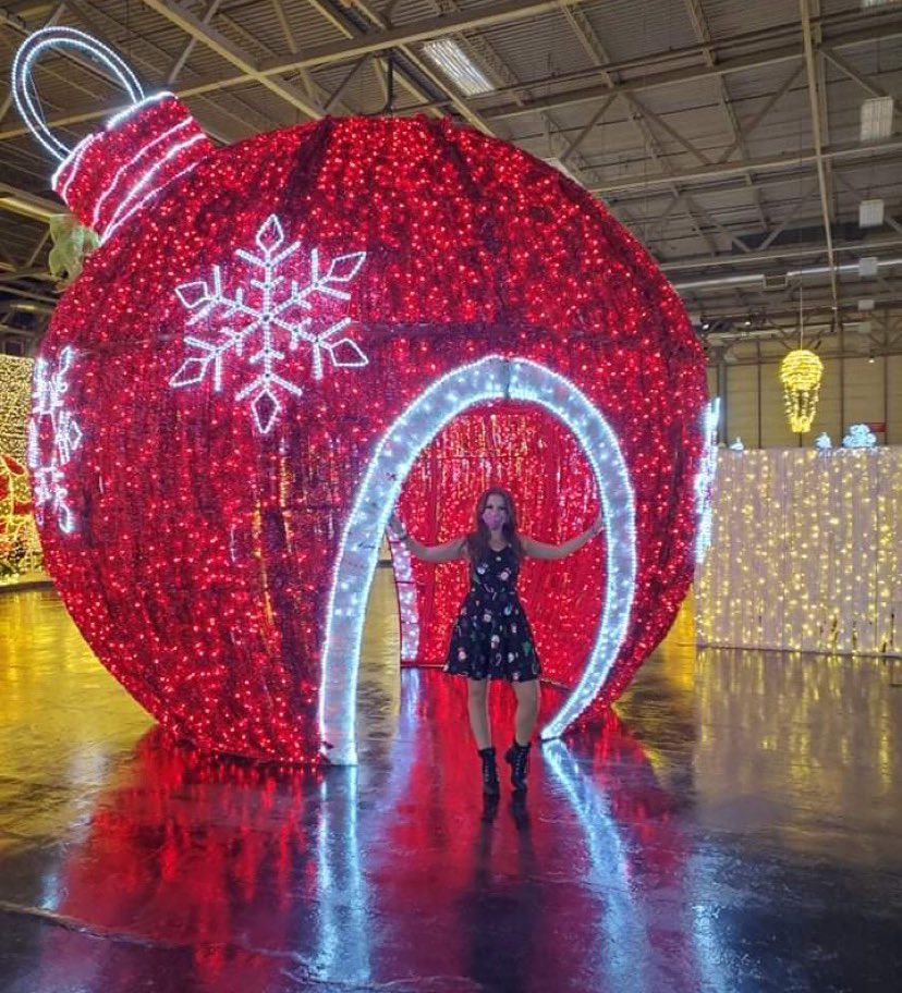 KimmieQ10's tweet photo. Got a sneak peek to @glow_edmonton last night! It was a magical evening spent smiling, laughing &amp; enjoying all the twinkle lights. 😊✨🎄 #glowvip21 #glowyeg #yeg https://t.co/2hPbjQIR33