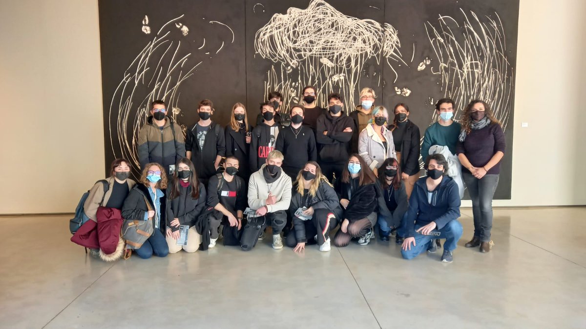 ENTI_BCN's tweet photo. Avui, la classe d'Art Contemporani #CAVJA s'ha traslladat al Museu de Can Framis Fundació @vilacasas . Un matí d'art modern de pintors catalans per inspirar i generar debat entre els nostres joves artistes. #Universitat #Cultura #Art https://t.co/RKJHAzayTv