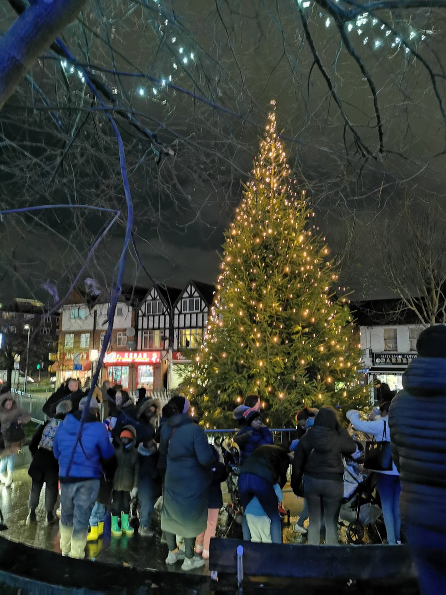 MertonLibraries's tweet photo. We're at Mitcham lights switch on with our pop up library and we had the pleasure of meeting the lovely #VanityMilan #lightupmerton https://t.co/y8V5g7PIgJ