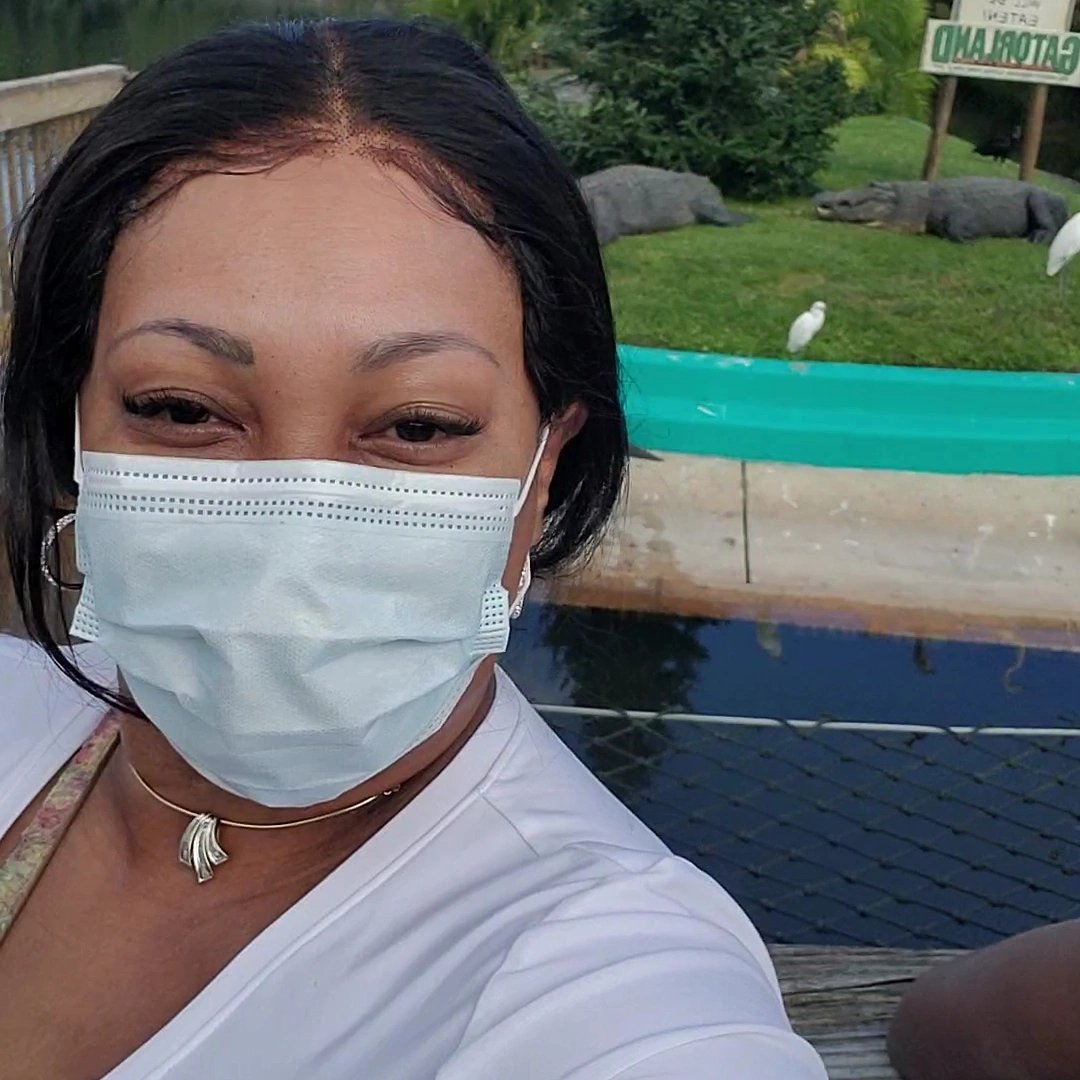 hizzQueen's tweet photo. Staying masked up on vacation https://t.co/wG5ZYW7Toy