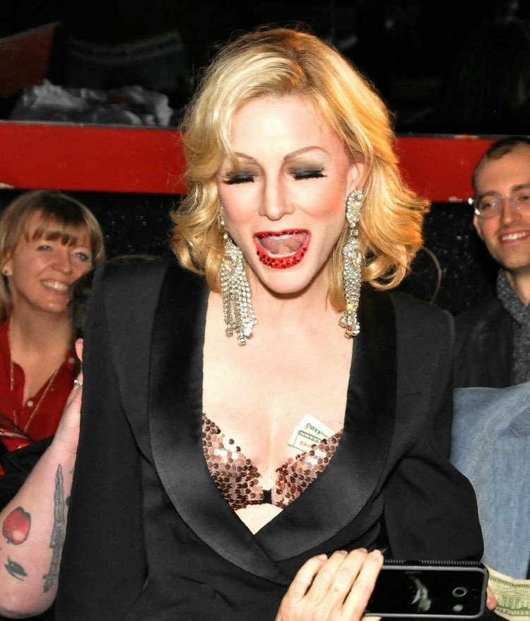 sxllengxrl's tweet photo. CATE BLANCHETT IN DRAG; thread https://t.co/c3QyTDfkRd