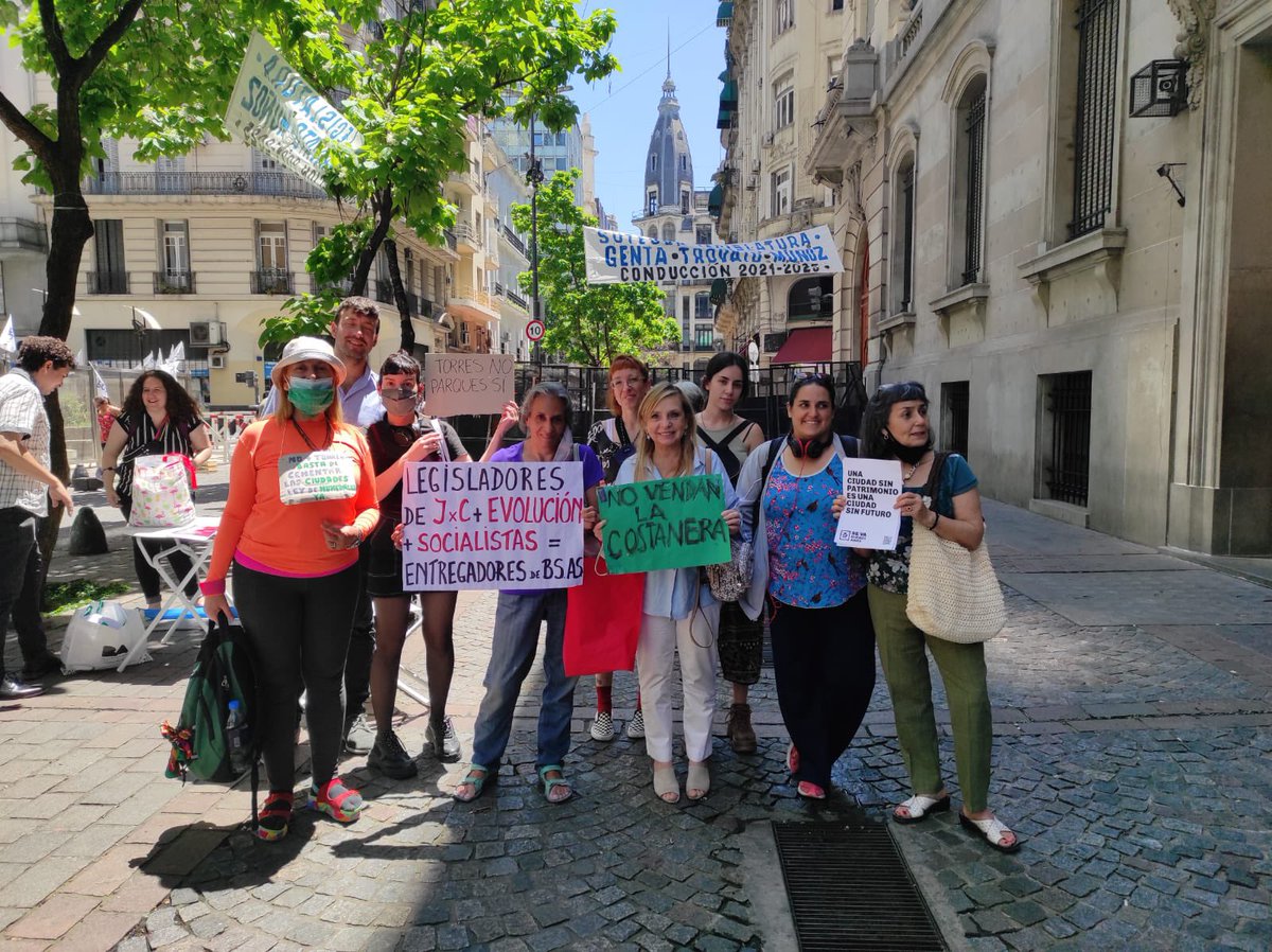 RedDABV's tweet photo. Estuvimos dentro y fuera d la @LegisCABA diciendo #bastadenegociosinmobilarios #novendanlaCostanera #noalosconveniosurbanisticos #nocementenelhumedal #parquesi Avanzan con la venta de #CostaSalguero a pesar de + de 50000 firmas y rezonifican la Ex Ciudad Deportiva p hacer torres https://t.co/4NHjRldc5h