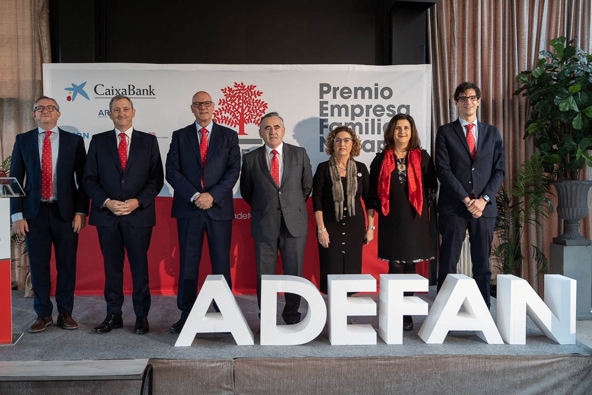 Sodenavarra's tweet photo. 🆕🎖 #GALARDONES | La familia propietaria de Venta de Ulzama-@CastilloGorraiz ha recibido este viernes el V Premio #EmpresaFamiliar Navarra, concedido por @adefan_es, patrocinado por @caixabank y en el que colabora @ARPA_Abogados. 

💻📲 https://t.co/3ggC8G2ySj https://t.co/8WSKADuzkS