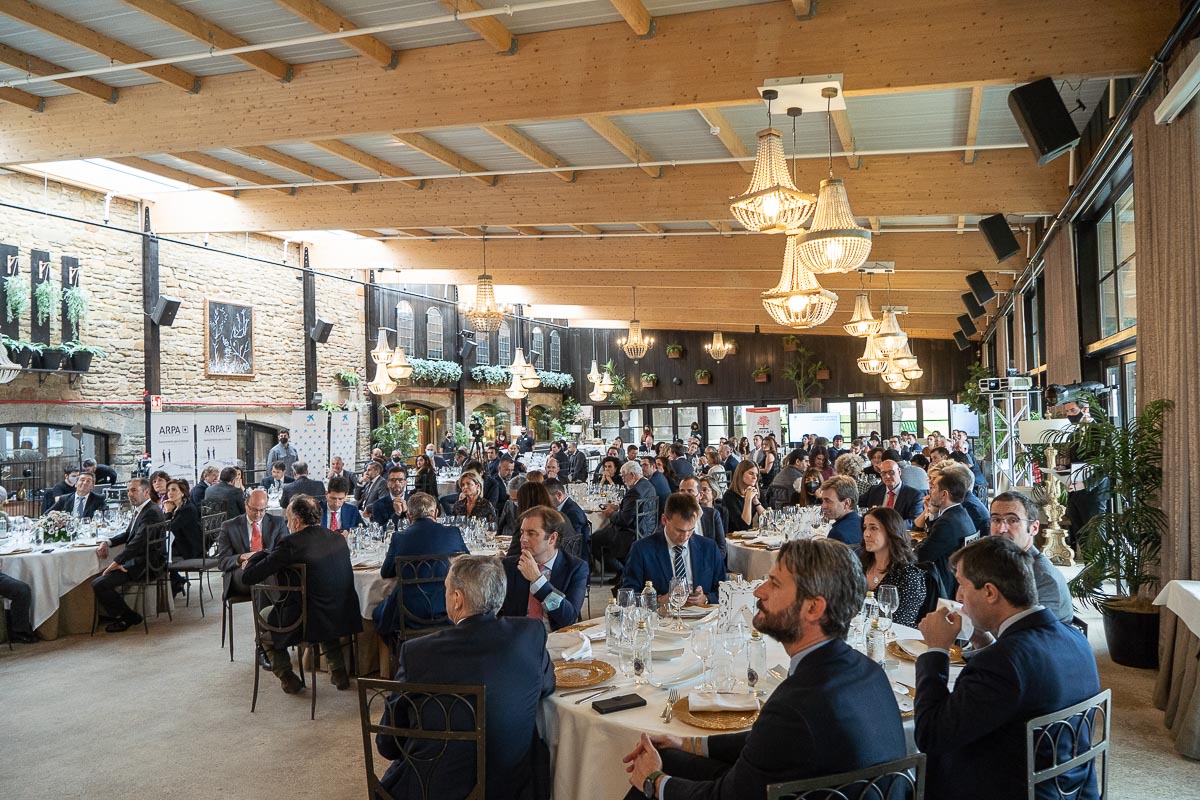 🆕🎖 #GALARDONES | La familia propietaria de Venta de Ulzama-<a href="/CastilloGorraiz/">Castillo de Gorraiz</a> ha recibido este viernes el V Premio #EmpresaFamiliar Navarra, concedido por <a href="/adefan_es/">ADEFAN</a>, patrocinado por <a href="/caixabank/">CaixaBank</a> y en el que colabora <a href="/ARPA_Abogados/">ARPA Abogados Consultores</a>. 

💻📲 adefan.es/adefan-rinde-u…