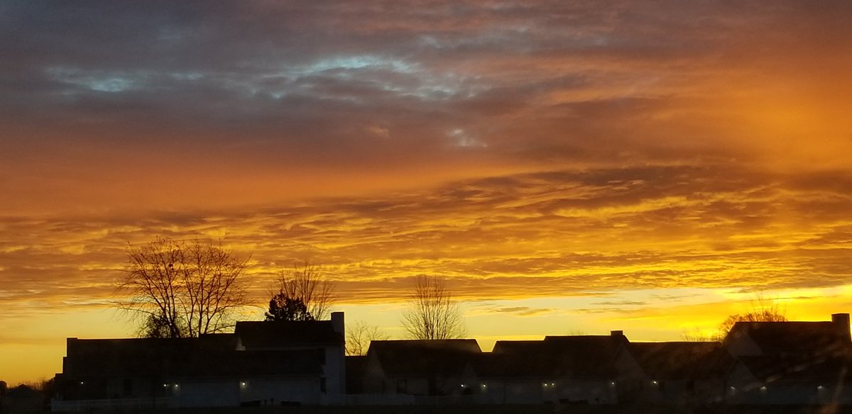 Nice, though chilly, #sunrise this morning in Bloomington-Normal #BloNo <a href="/NWSLincolnIL/">NWS Lincoln IL</a>