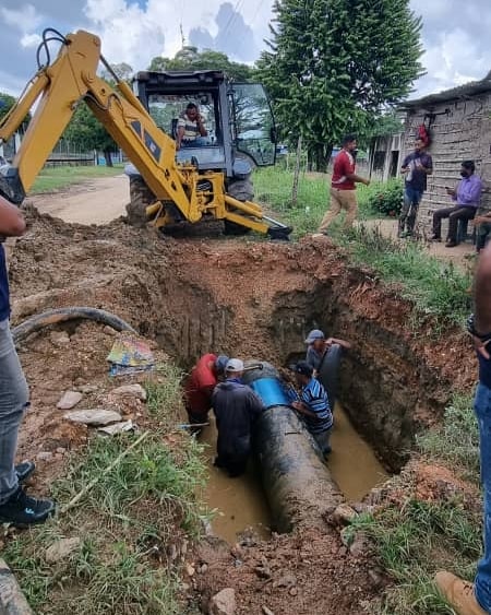 1/2.
Siguiendo lineamientos de nuestro Pdte.<a href="/NicolasMaduro/">Nicolás Maduro</a> y del Ministro de atención a las Aguas <a href="/RMarcoTorres/">Rodolfo Marco Torres</a>
trabajadores de <a href="/Hidrocentro2011/">HIDROCENTRO OFICIAL</a>, <a href="/dhcojedes/">Dhcojedesoficial</a> con el apoyo del Ministerio de Obras Públicas realizan reparación de avería en la tubería de 24"...