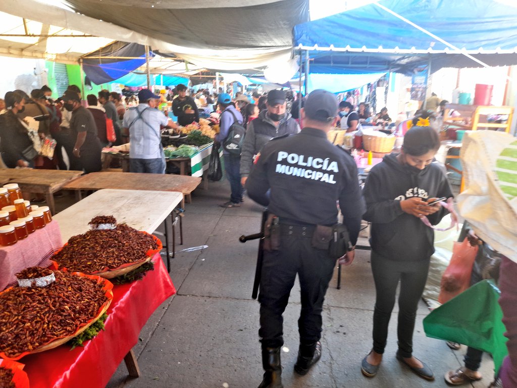 POLICIA_OCOTLAN's tweet photo. Realizamos  recorridos pie tierra para  que nuestros ciudadanos  y visitantes disfruten de una Cómoda  estancia en el tradicional viernes de plaza.
@GobMpal_Ocotlan 
@GobOax 
@SSP_GobOax 
@SESESP_GobOax
@polux100
@DiscipuloMD https://t.co/iX6r2pVHfI