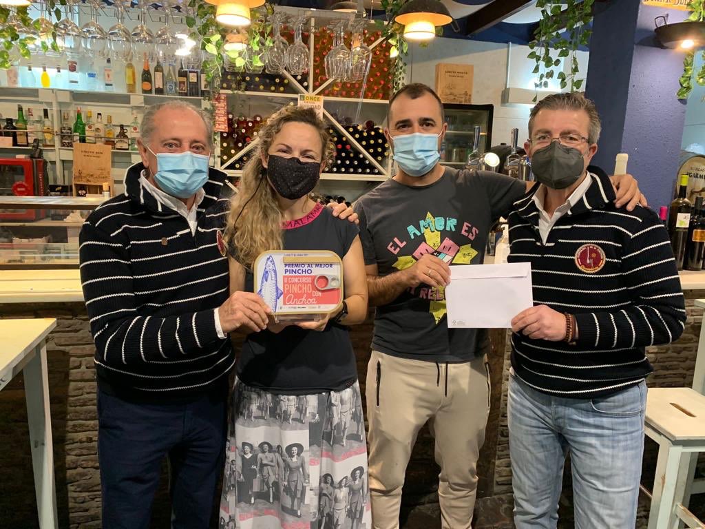 Ayer, la Cofradía de la Anchoa de Cantabria entregó los 1000 € a Eloy Ortiz y Aia Martínez como ganadores del II Concurso Regional de Pinchos con Anchoa. #CantabriaInfinita #cantabriamasxdescubrir #Cofradíadelaanchoa