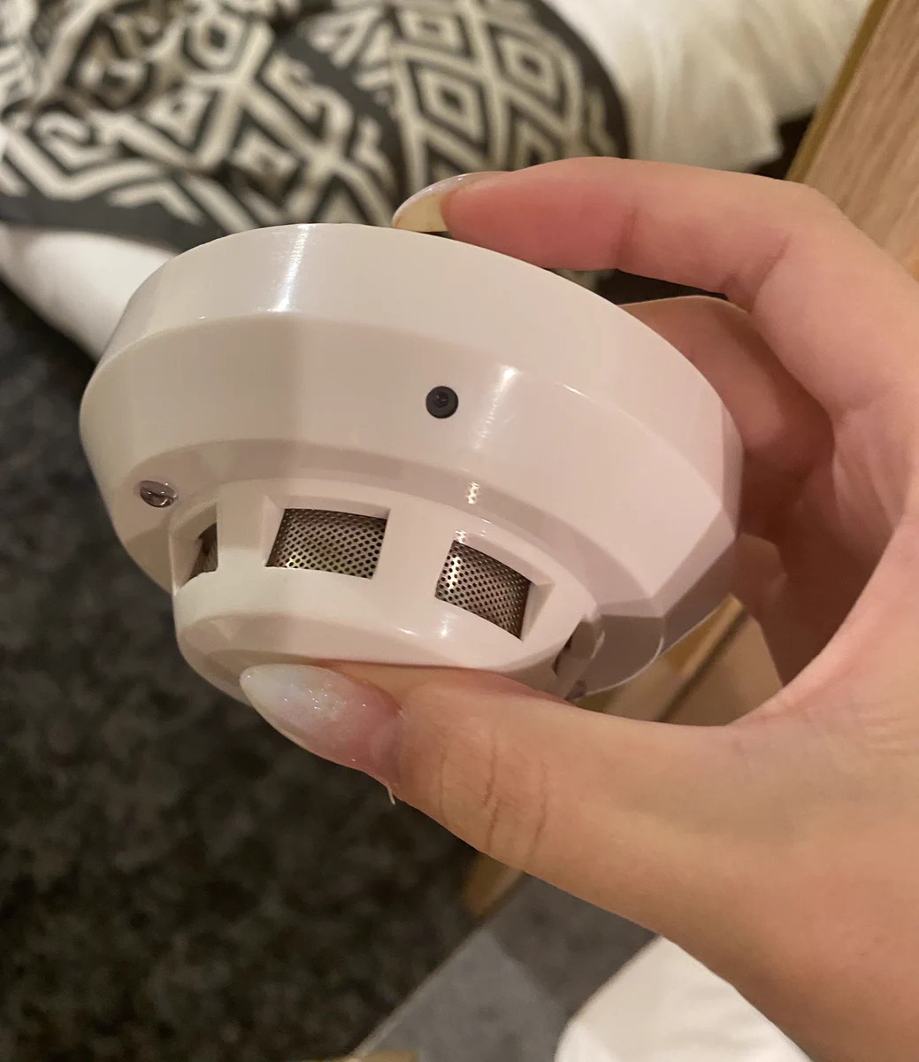 天井を確認する必要あり？火災報知器型のカメラが盗撮で使われている！