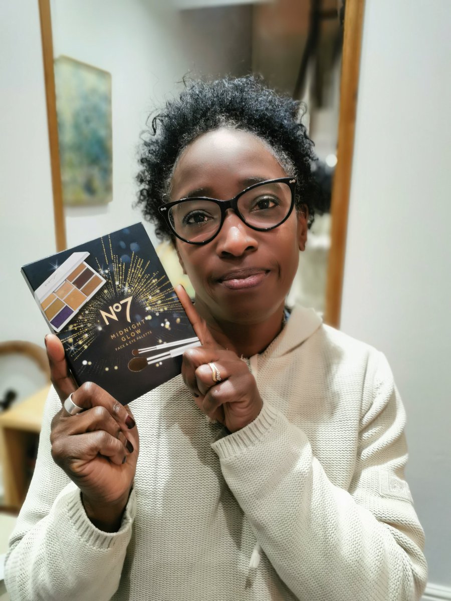 I got a free <a href="/BootsNo7/">Boots No7</a> gift - Midnight Glow face &amp; eye palette - BUT one colour does not suit all. This is so frustrating as a #womanofcolour. Come on, get with the times. Don't just change your ads, change your offerings #Giftbamemakeup
