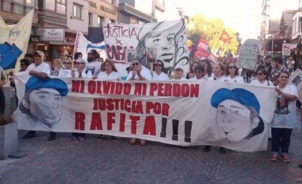 originariosAR's tweet photo. Rafael Nawel: 4 años de impunidad, persecución y estigmatización a la Lof Lafken Winkul Mapu
https://t.co/fdYbjYPDax
#JusticiaPorRafa #4AñosRafaNawel #RafaelNawelPresente #4AñosDeImpunidad #BullrichResponsable #MacriResponsable #LofLafkenWinkulMapu #Bariloche #RioNegro https://t.co/IC7pbvR1Pb