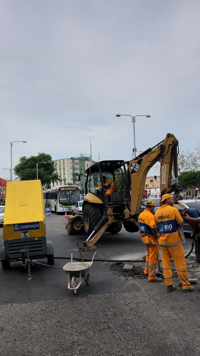 IrajaDemandas's tweet photo. Nivelamento de tampão para que motoqueiros não sofram acidentes na Av monsenhor Félix em iraja! #QuemAmaCuida https://t.co/TRKcMz6Nm6