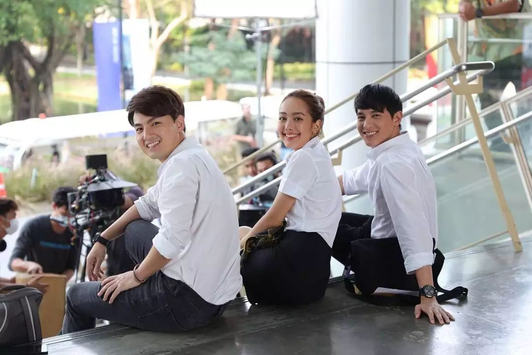 JamesJiFC's tweet photo. 3 เพื่อนซี้
#กะรัตรักep3
#AreWeAlright?
#ช่อง3กด33
#goodfeelingtv3
#เจมส์จิรายุ #เจมส์ภูริพรรธน์ #แก๊ปชนกสุดา #jirayu_jj #james_vejvongsatechavat #gappp 
Cr.james_vejvongsatechavat https://t.co/1J7tKmvzmW
