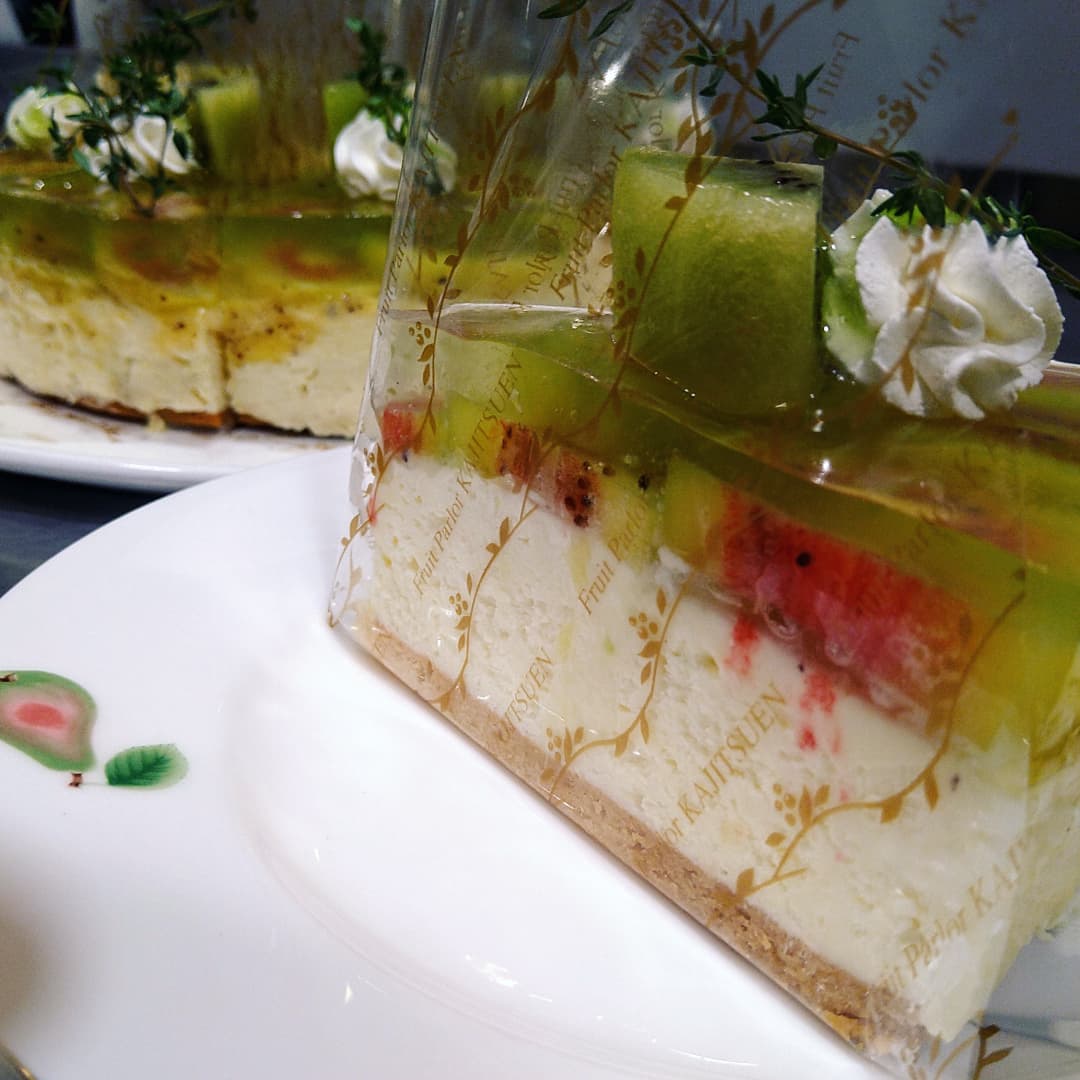 果実園リーベル東武池袋店 Op Twitter キウイのレアチーズケーキ タルト生地にレアチーズ キウイのゼリーにレッドキウイを閉じ込めましました 果実園リーベル 果実園リーベル東武池袋店 キウイ レアチーズケーキ チーズケーキ ケーキ フルーツ フルーツ