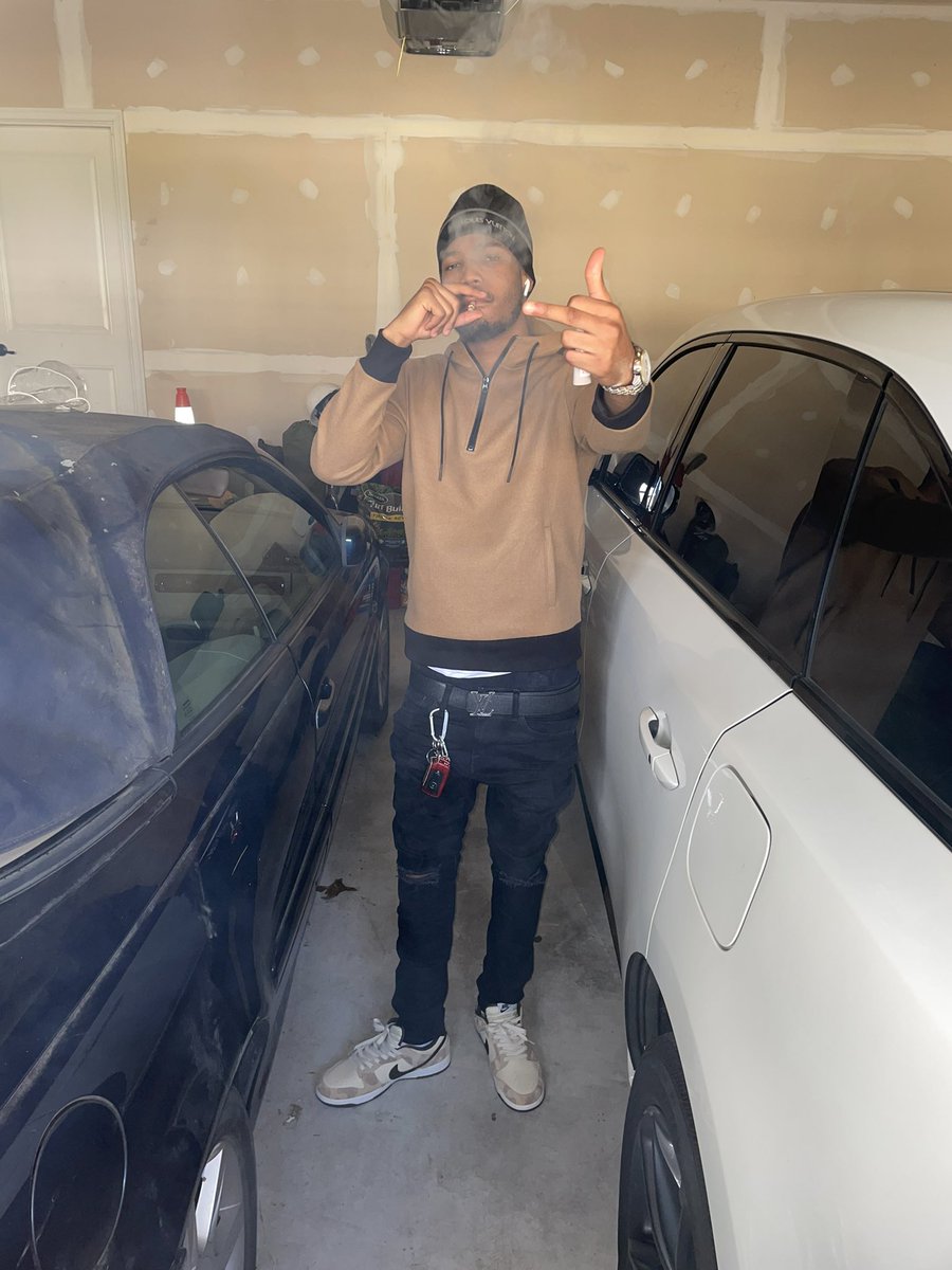 G9Ray_'s tweet photo. All I twist is pressure in this paper I need new lungs😮💨already blew that money from yesterday I need some new funds🥱#FreeTheFam💔 https://t.co/jkw5WYp06C