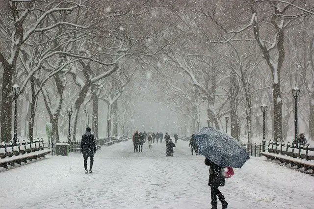 Planning a trip to #NYC this winter? What a fantastic time to visit New York! This "What to Wear in New York in Winter guide" is written by a LOCAL with everything you need to stay warm and enjoy your trip.  - The Globetrotting Teacher buff.ly/2zaYS4g #BlackFriday #Travel