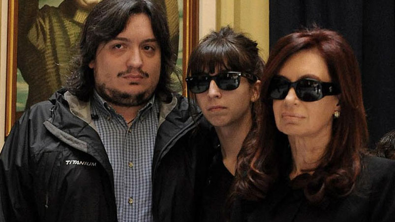 ElDoce's tweet photo. Sin juicio, sobreseyeron a Cristina Kirchner (@CFKArgentina) y sus hijos en las causas Hotesur y Los Sauces >> https://t.co/szFUaKCHCC https://t.co/Av75Dwk0UM