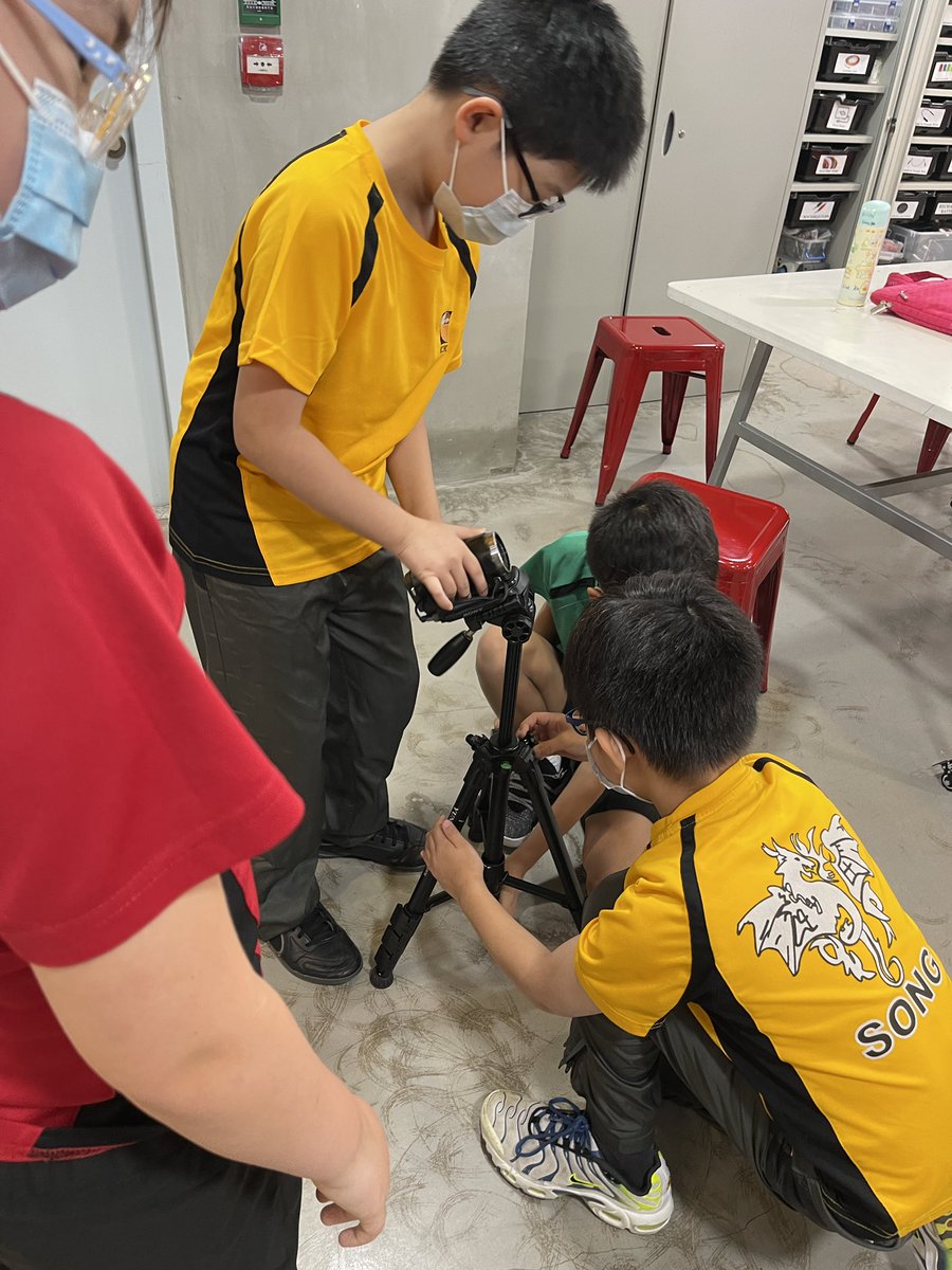 RCHKrdc's tweet photo. Ss figuring out the parts and purposes of camera tripods. #rchkpyp #rchkrdc https://t.co/Z4rxmsCGmt