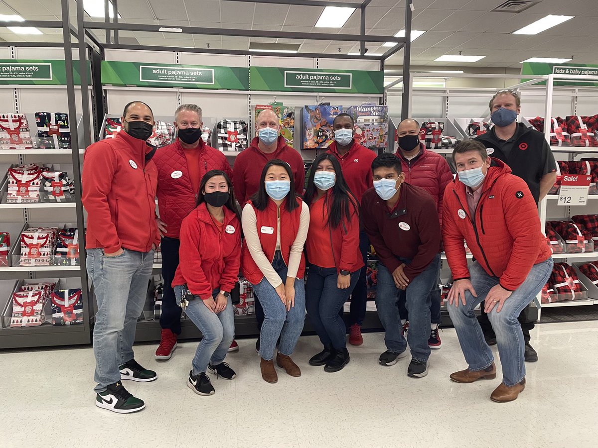 G199 looking great on Black Friday and was fun seeing Sally who celebrated her 50th year anniversary with Target! <a href="/CWil70MIL/">Cephas Williams Jr</a>