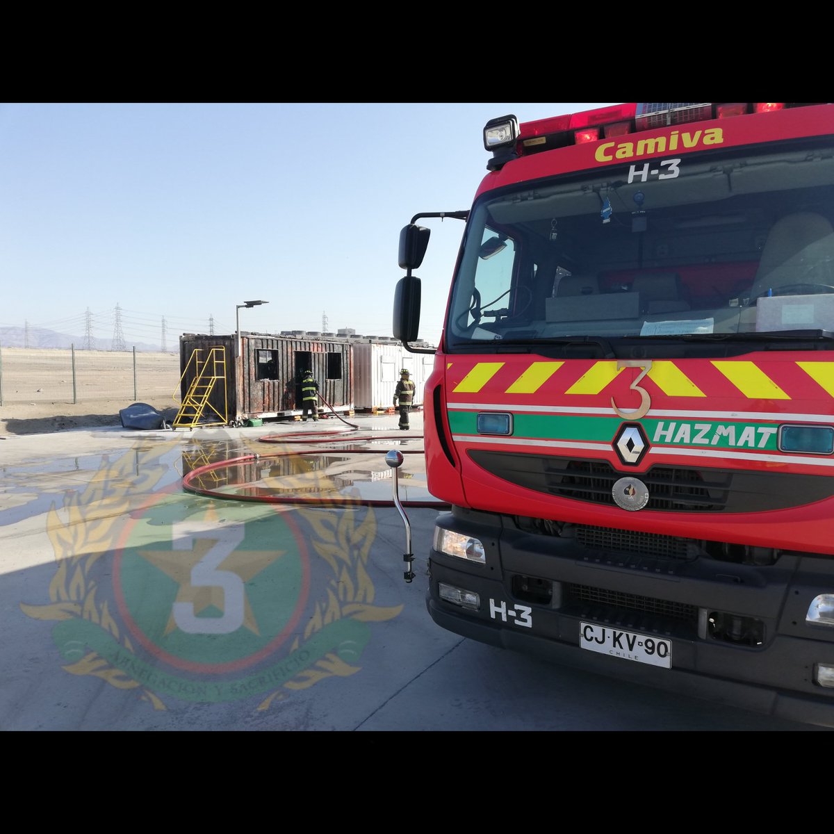 Bomba_Angamos's tweet photo. Salen unidades 🚒 🚒 🚒 B2, H3, Z3, en clave 10-0 incendio, sector parque industrial frente a #GNLM. https://t.co/tLjMUO6hSU