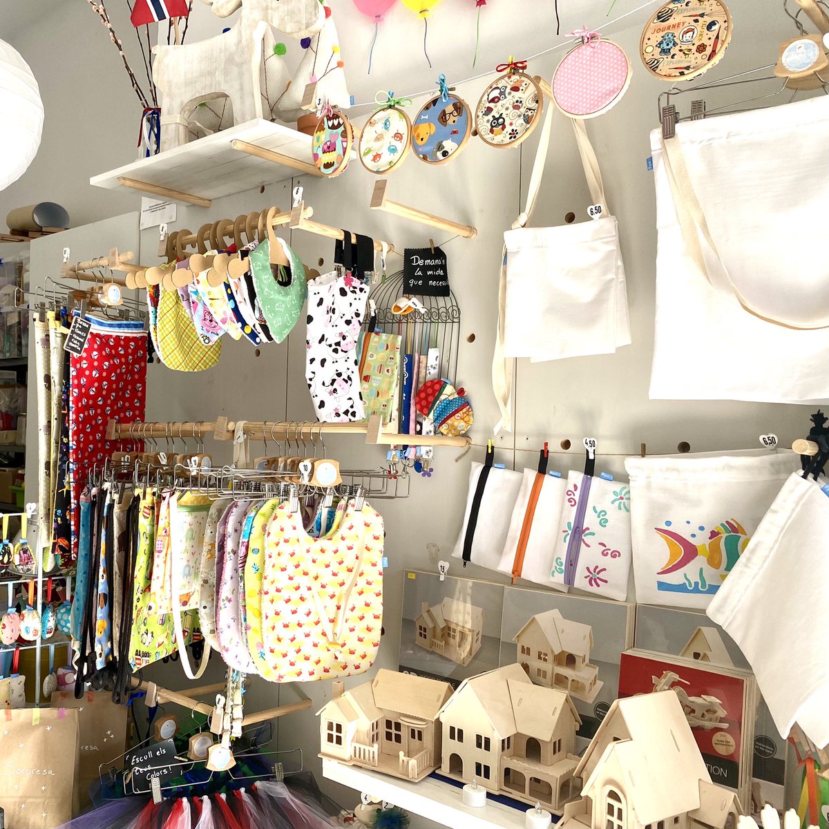 mamuts_org's tweet photo. Per cert, estem fent recull de botiguetes de barri a Bcn. Han de ser de productes relacionats amb la criança i l’educació.

Joguines de materials naturals o reciclats, contes infantils, robeta km0… Com sempre, enfocat a famílies i infants de 0 a 12 anys.

2/3 https://t.co/F3yIalFwzN