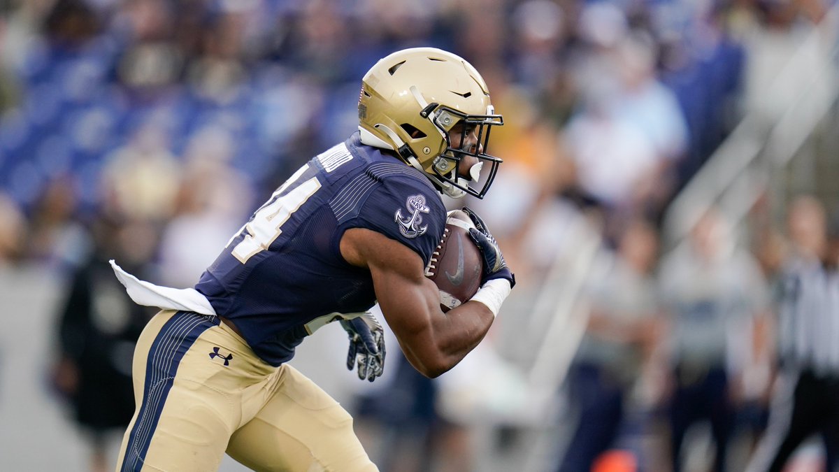 BWagner_CapGaz's tweet photo. Freshman Maquel Haywood is on pace to break the @NavyFB single-season record for kickoff return average. Haywood is one of nine plebes on the kickoff return unit, a real rarity in college football.
https://t.co/RMkUbG9TcH https://t.co/wbcDjpVCYc