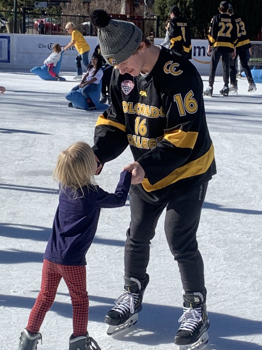 CCTigerHKY's tweet photo. Gorgeous day for Skate in the Park! @CityofCOS #AcaciaPark #CCTigers 🐯🏒 https://t.co/9IILvavDMH