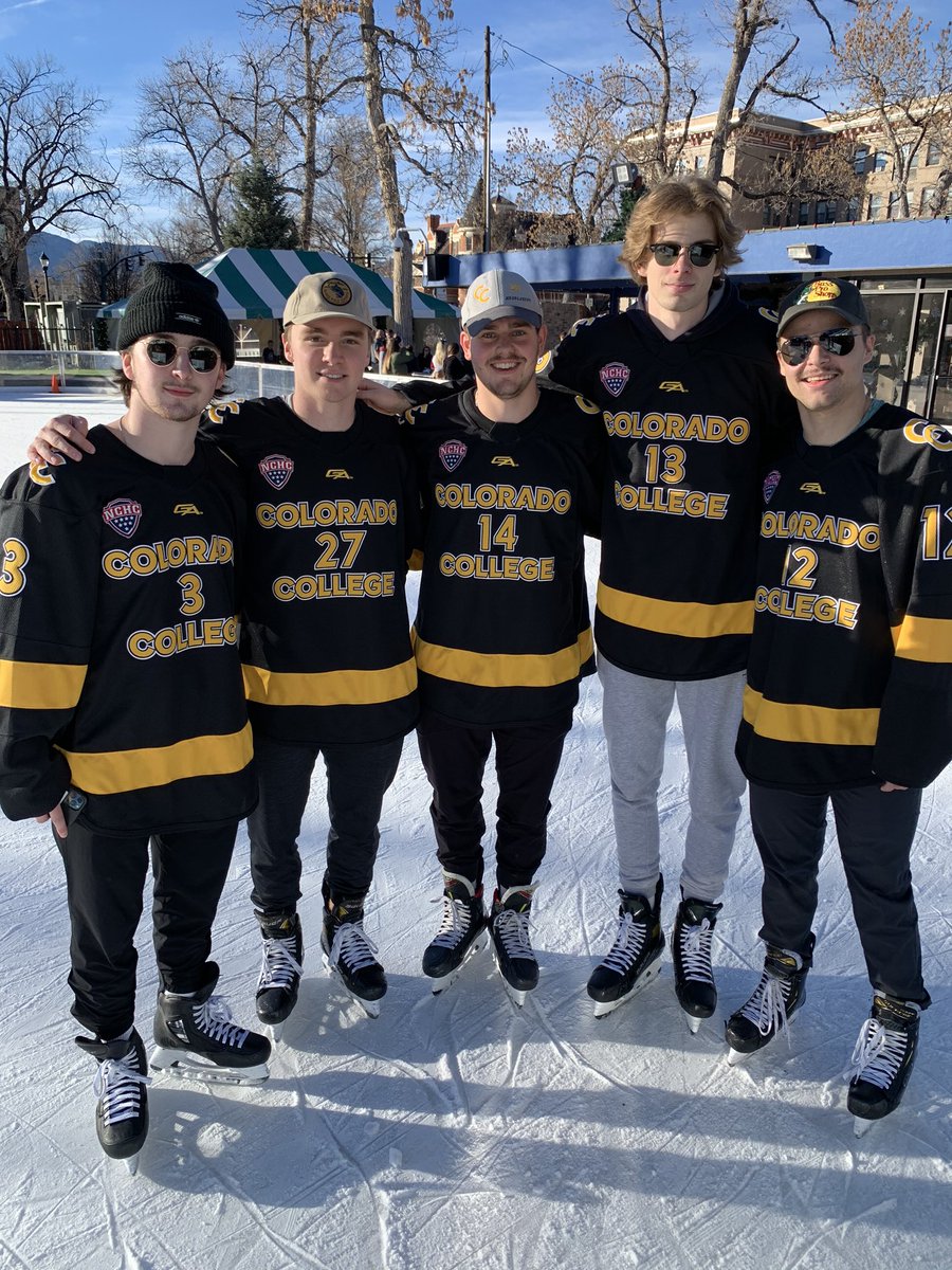 CCTigerHKY's tweet photo. Gorgeous day for Skate in the Park! @CityofCOS #AcaciaPark #CCTigers 🐯🏒 https://t.co/9IILvavDMH