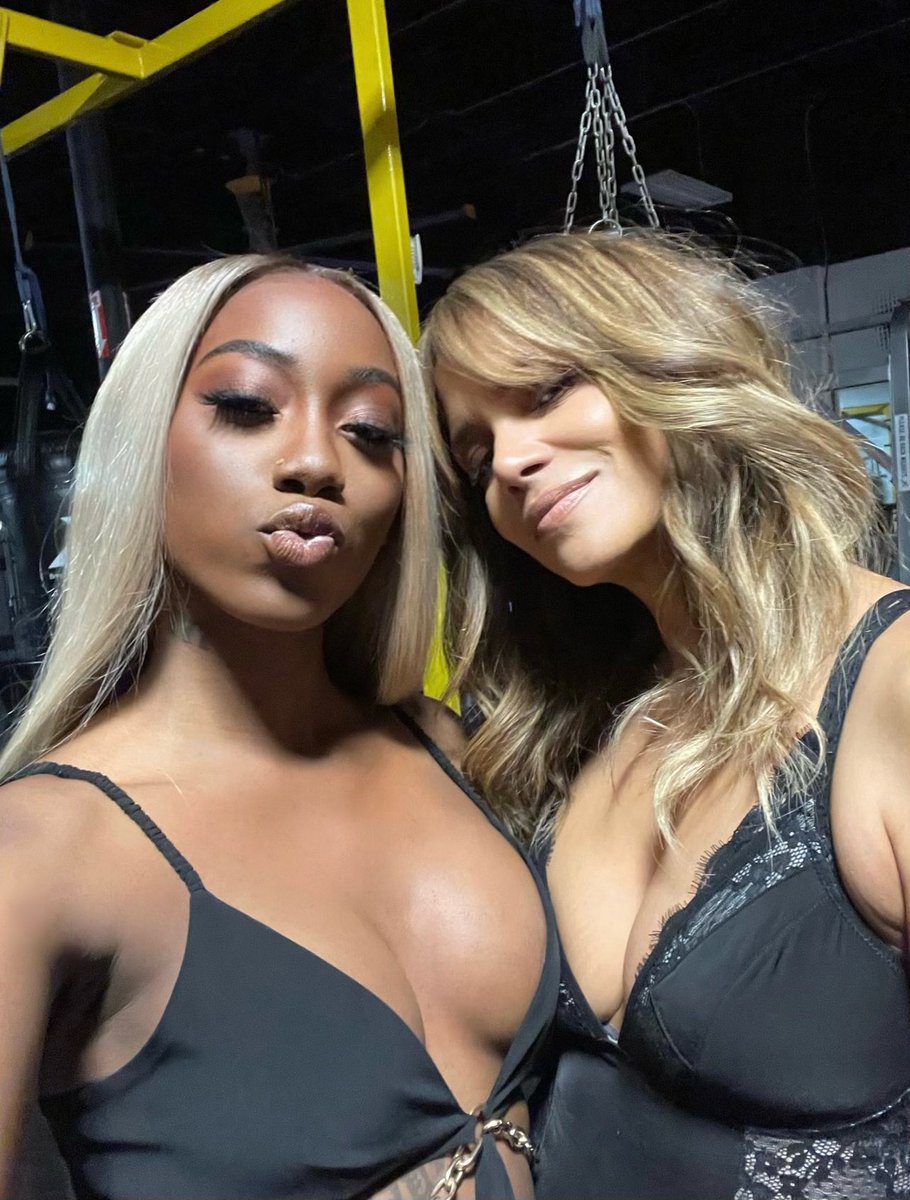_FloMilli's tweet photo. selfies with halle💕 https://t.co/oKLF38UCuz