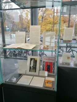 babel56's tweet photo. Report of a chess collector on his visit to a #chess #exhibition in the #ThULB #Jena and his visit to the #Löberitz chess #museum in eastern #Germany.
Cf. https://t.co/VBb7kJSI2h
#UniJena #library #ChessExhibitionThULB2021 #ChessMuseumLöberitz
@JenaKultur @UniJena
📷 S. Schönle https://t.co/iyz1kPnryw