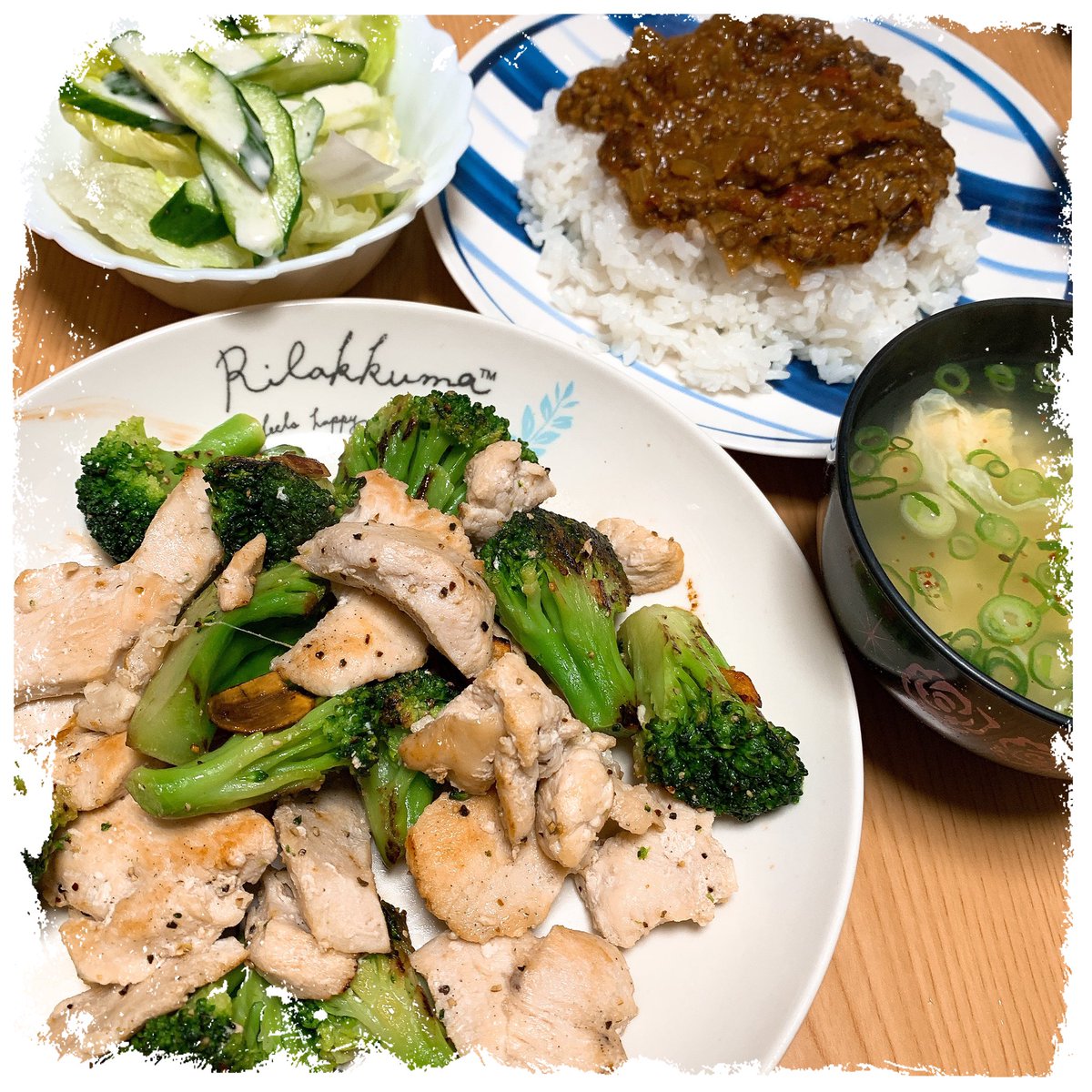 一昨日の夕食 💖鶏胸肉とブロッコリーの炒め物 💖キーマカレー 💖サラダ 💖かきたま汁 久々に帰省した長男に ご飯をしっかり食べさせされたかな☺️