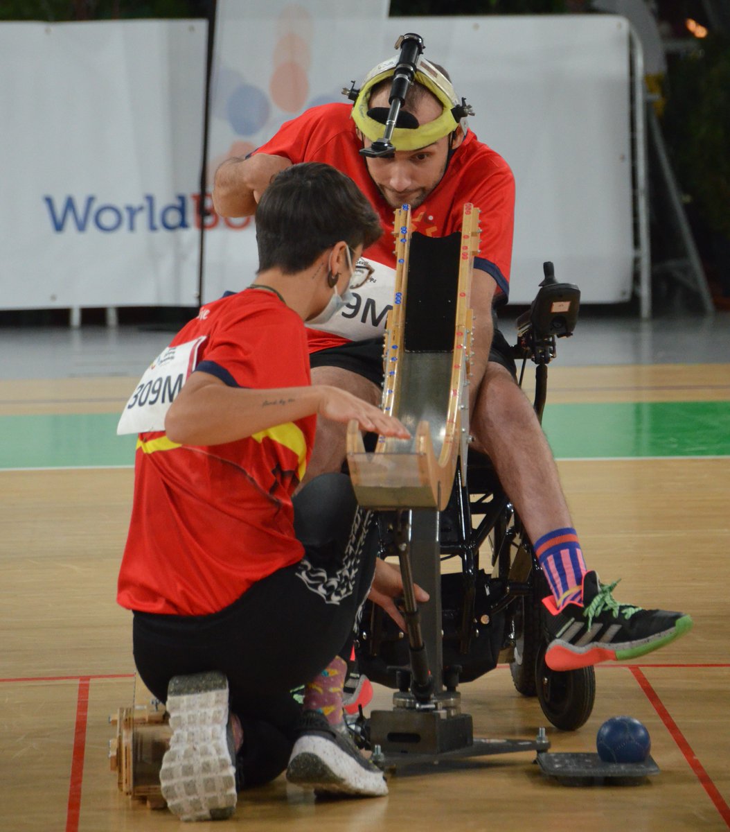 _FEDPC_'s tweet photo. 📢 Europeo de boccia en Sevilla 🔵🔴⚪️ Dos españoles ya están en las rondas eliminatorias. Raúl Martí y Wafid Boucherit logran su pase y hay cuatro jugadores pendientes de sus partidos de este sábado

📰 La crónica de la jornada en el siguiente enlace 👇
https://t.co/ExFTl276Q4 https://t.co/JPTUVEchEg