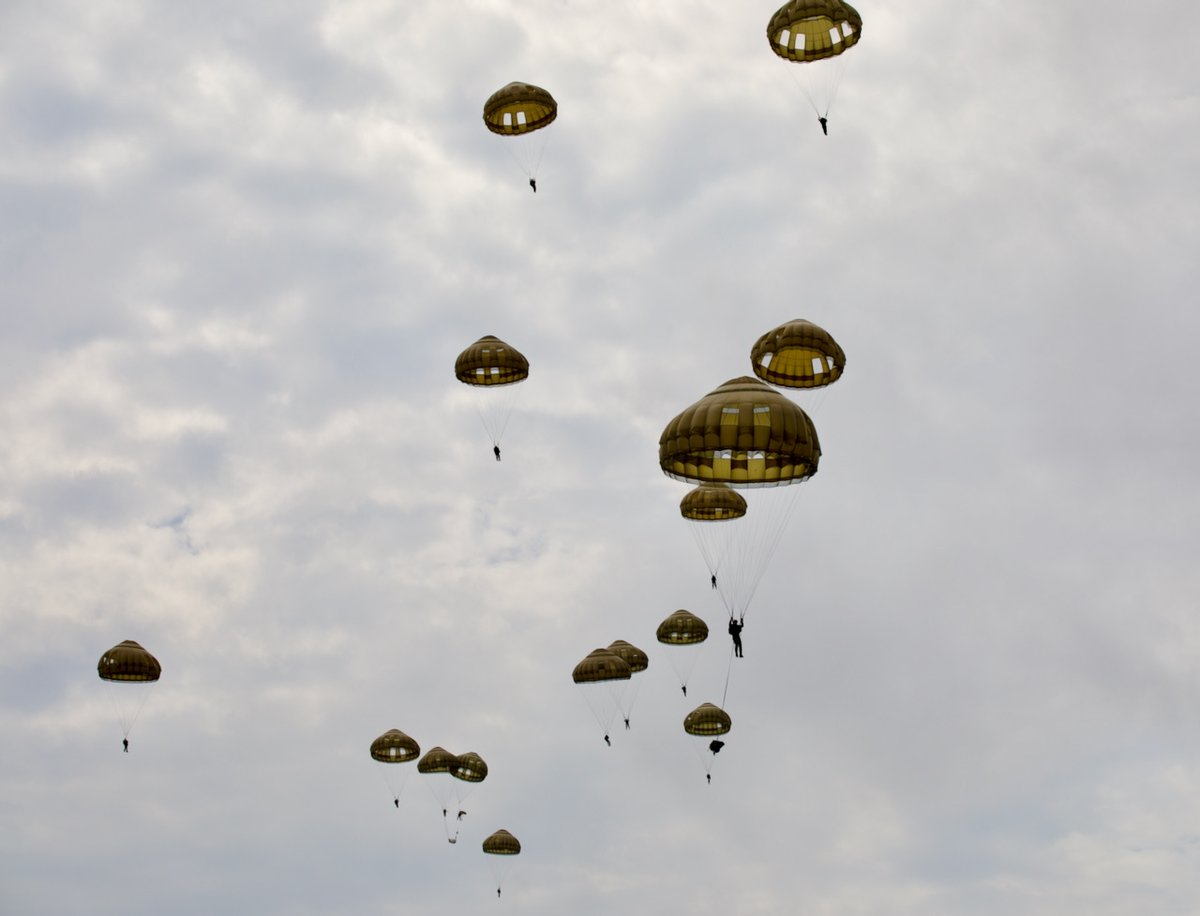 Belgian_Army's tweet photo. Dans le cadre de l'exercice #TropicalStorm2021 du #SORegt  et de l'appui fourni par les éléments français  🇫🇷 au #Gabon 🇬🇦, un largage commun de 🪂parachutistes  🇫🇷 et 🇧🇪 a été réalisée  sur la pointe #Point_Saint_Denis afin de consolider cette collaboration. @armeedeterre https://t.co/aCKwqsKweX