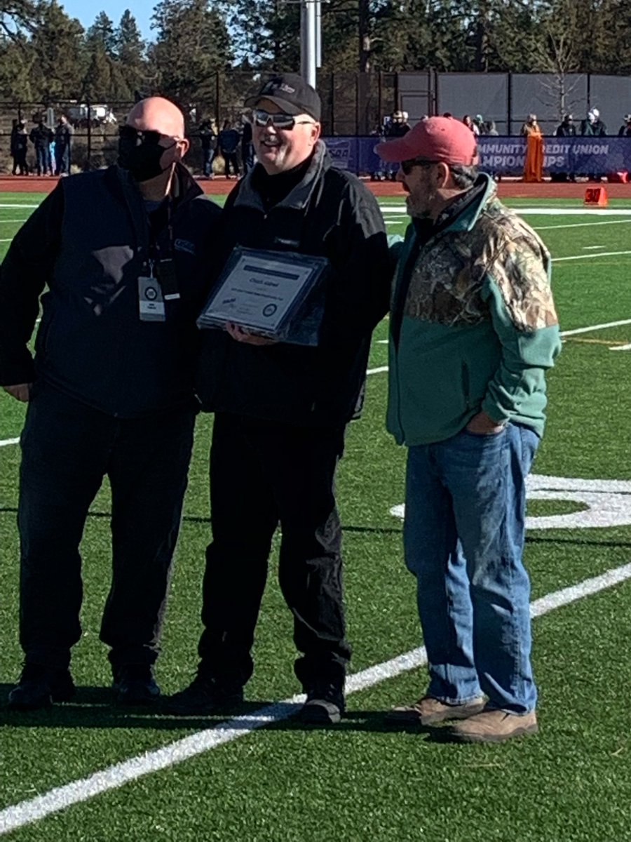 Congratulations to the 2021-22 OAOA Football Official of the Year Chuck Aldred of the COFOA. <a href="/debi_hanson60/">Debi Hanson</a> <a href="/OSAASports/">OSAA</a>