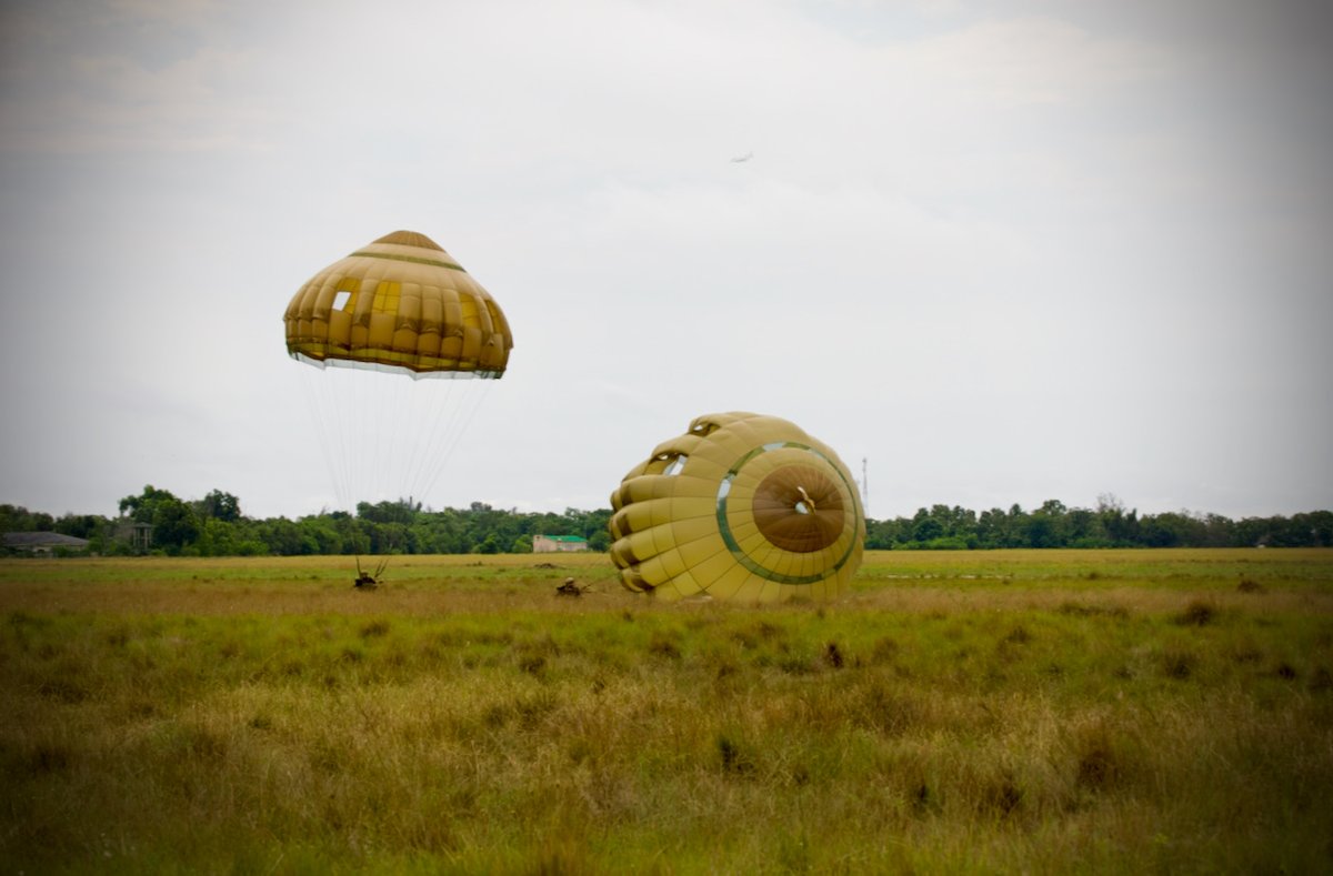 Belgian_Army's tweet photo. Dans le cadre de l'exercice #TropicalStorm2021 du #SORegt  et de l'appui fourni par les éléments français  🇫🇷 au #Gabon 🇬🇦, un largage commun de 🪂parachutistes  🇫🇷 et 🇧🇪 a été réalisée  sur la pointe #Point_Saint_Denis afin de consolider cette collaboration. @armeedeterre https://t.co/aCKwqsKweX