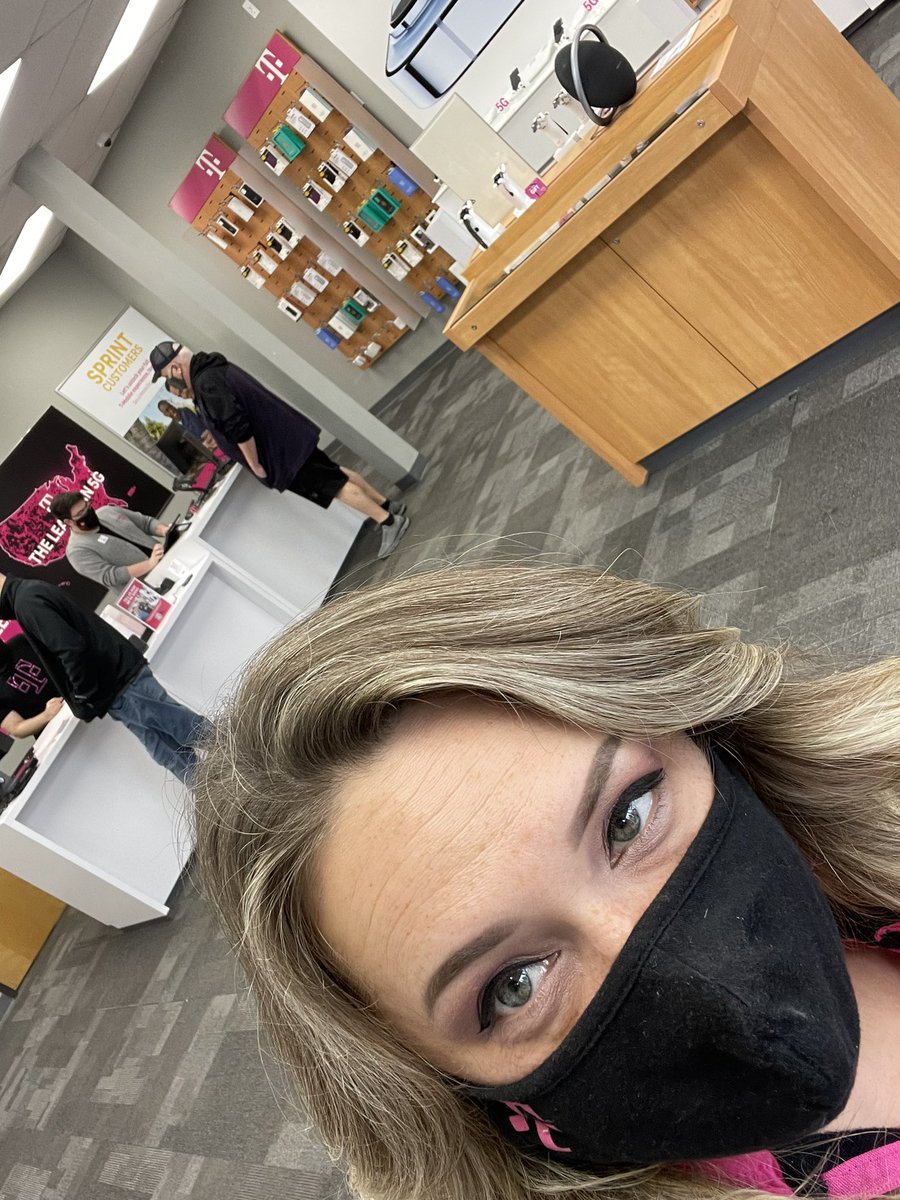 Mill plain is starting to heat up! Come get all the best Black Friday deals here! @LeslieJohn214 @JacksonTingley #Top100 #MagentaMagic #BlackFriday