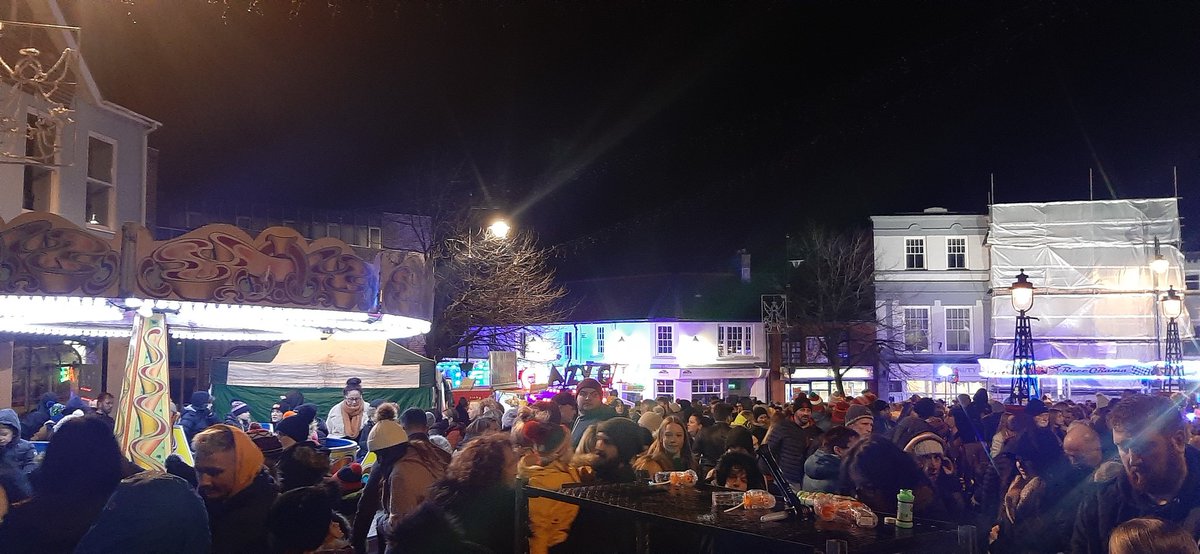 tredegarwales's tweet photo. Tredegar Lights Switch On photo highlights #SwitchOn2021 #TredegarClock #TownClock #Tredegar #TredegarWales https://t.co/uhpw7IWwcZ