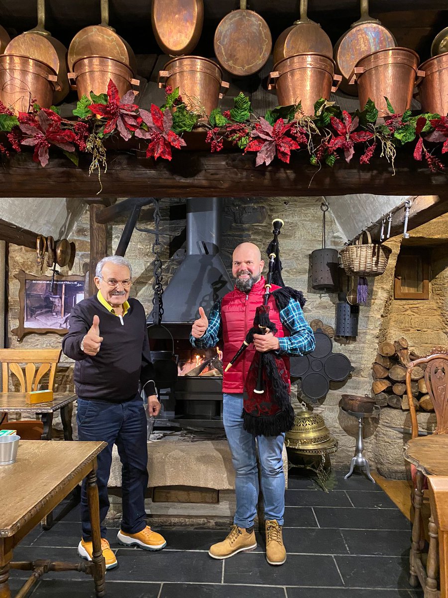 brasrodrigo's tweet photo. 💥¿Os imagináis lo que estamos preparando junto al GRAN @PRADAATOPE para el encendido del alumbrado navideño del #PalacioDeCanedo el próximo miércoles 1 de #diciembre?🎄  

🍀Estad atentos porque os va a encantar…😜

#pradaatope #brasrodrigo #elbierzo #bierzo https://t.co/meizKGGLzR