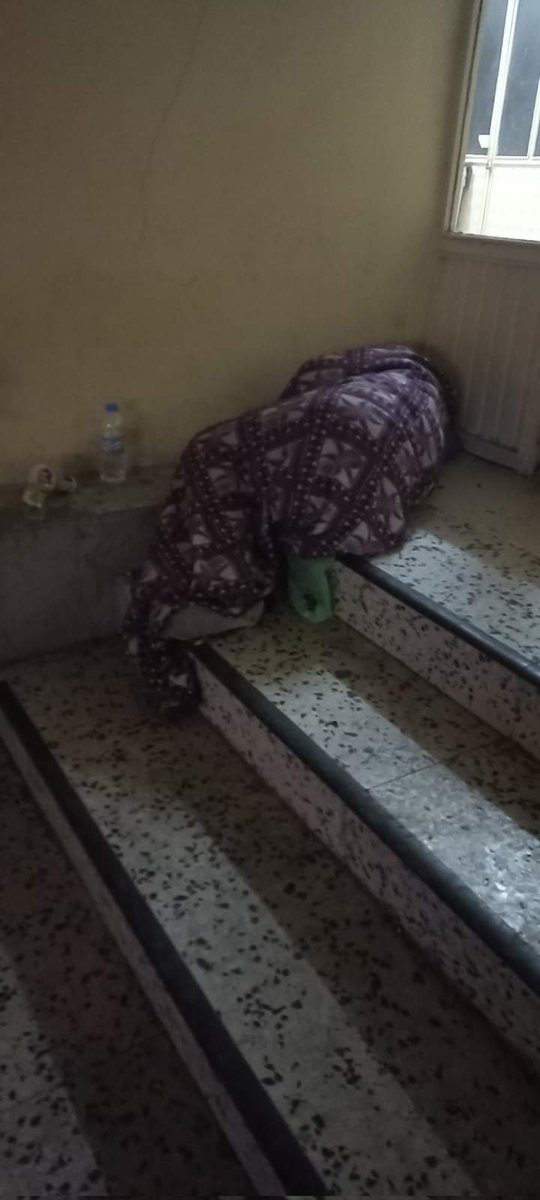 oktaycandemir's tweet photo. Van'da bir kadın, barınacak  yeri olmadığı için aylardır Ulu Caminin avlusunda kalıyor. https://t.co/DzUAukFUJJ