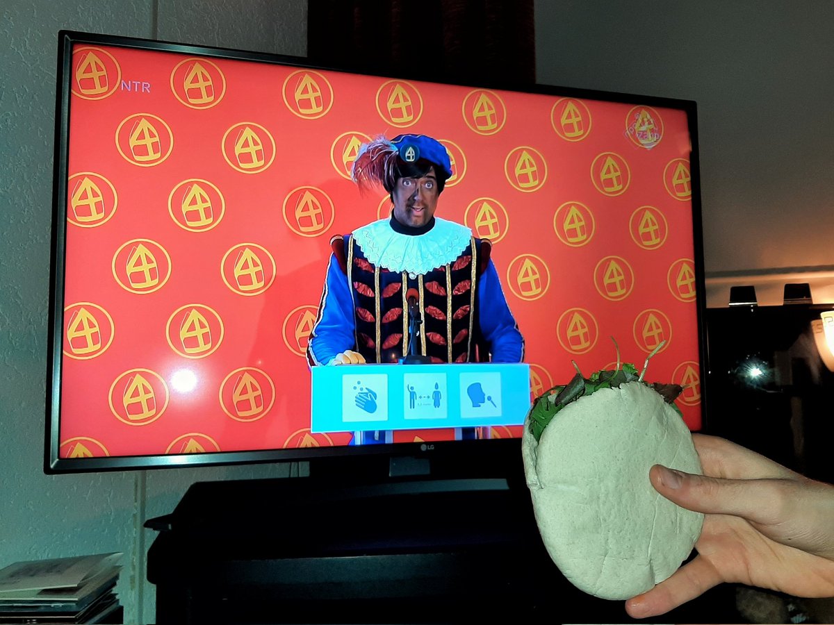 Na het bekende Patatje en vorige keer een Pizza, dan vandaag maar eens een Pita PersCo. #persconferentie
#Hoofdpiet #Recordaantalschoenengezet  #KadootjesKadootjesKadootjes  #Iedereensnel1eKadootje #Later2ekadootje  #DansenmetJansen 
#KadootjeWeigeraars #Jeweetnooitwaterinzit