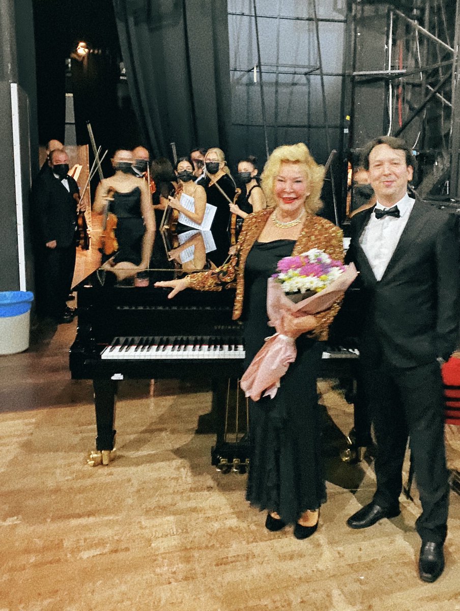 Harika, coşkulu, duygusal ve güzel bir konserdi..
Teşekkürler Şef Artunç Hoinic, Antalya Senfoni ve muhteşem Antalya dinleyicisine..