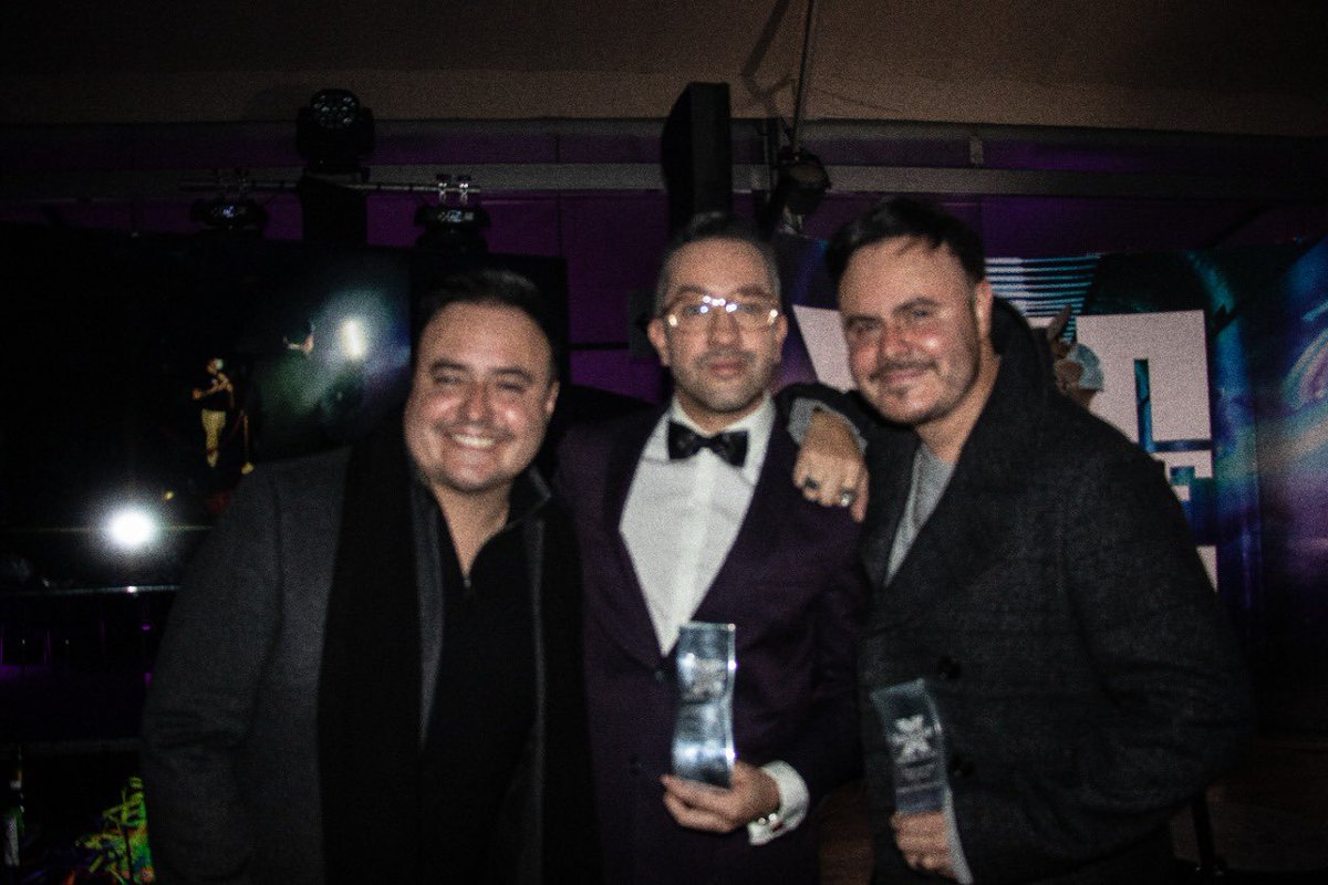 RioRomamx's tweet photo. Qué bien la pasamos con nuestros amigos de @EstiloDF !! Felices de recibir el premio a dueto del Año!! 😎😎🙌🏻🙌🏻🙌🏻
.
#EstiloDFXI https://t.co/DZc9xszrjQ